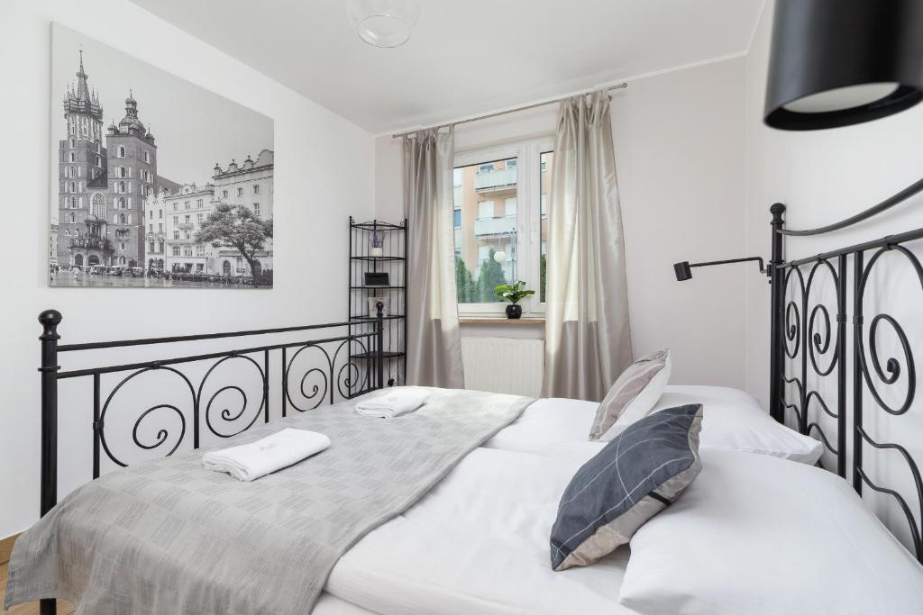 Posteľ alebo postele v izbe v ubytovaní Pleasant Apartment with Terrace Cracow by Noclegi Renters
