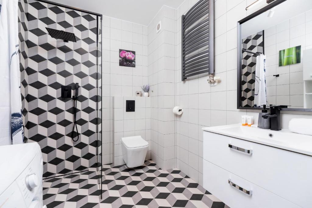Kúpeľňa v ubytovaní Pleasant Apartment with Terrace Cracow by Noclegi Renters