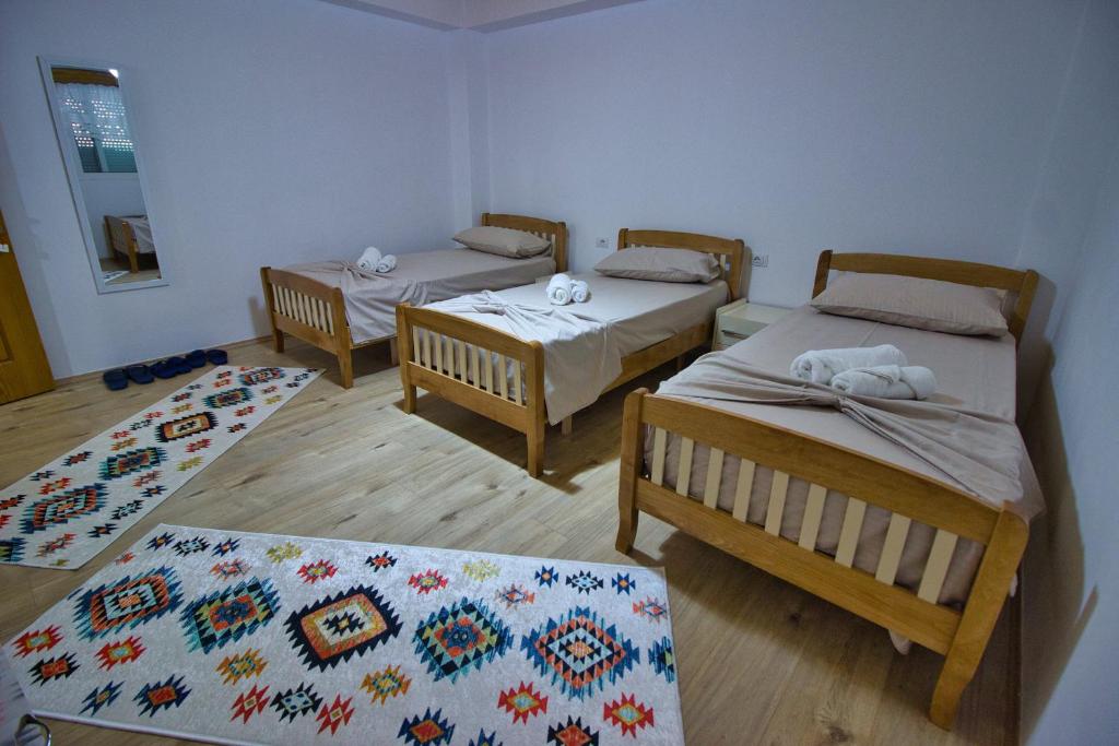 Letto o letti in una camera di VILA SHAMETAJ