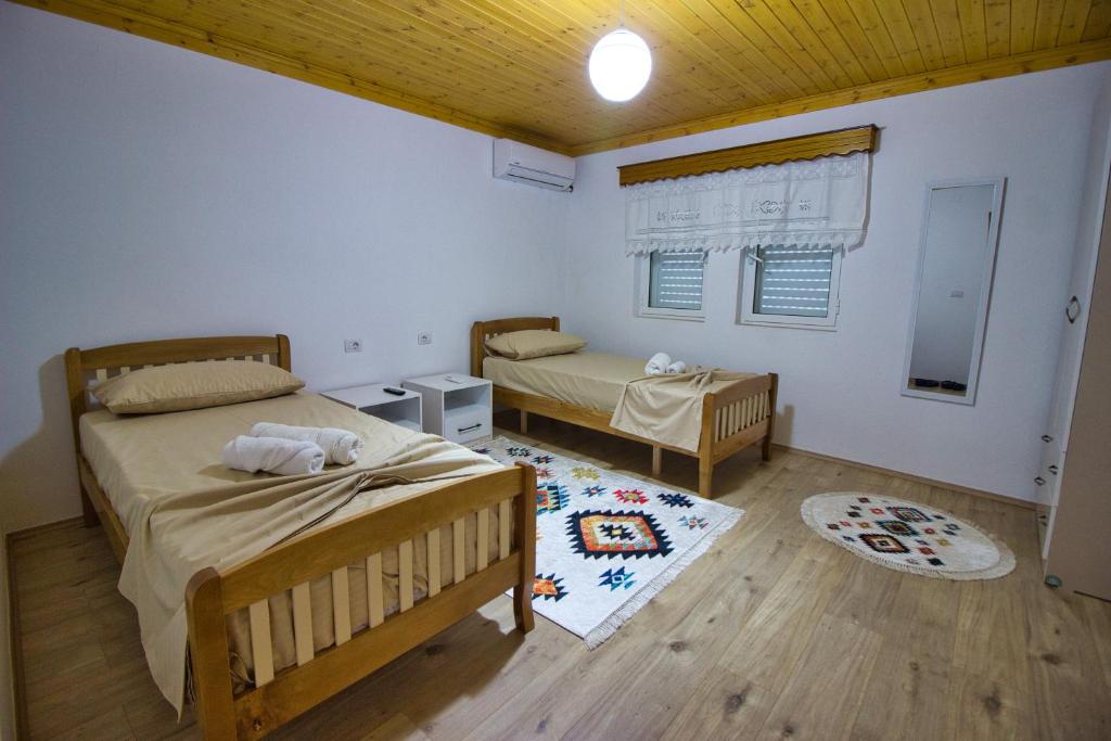 Letto o letti in una camera di VILA SHAMETAJ