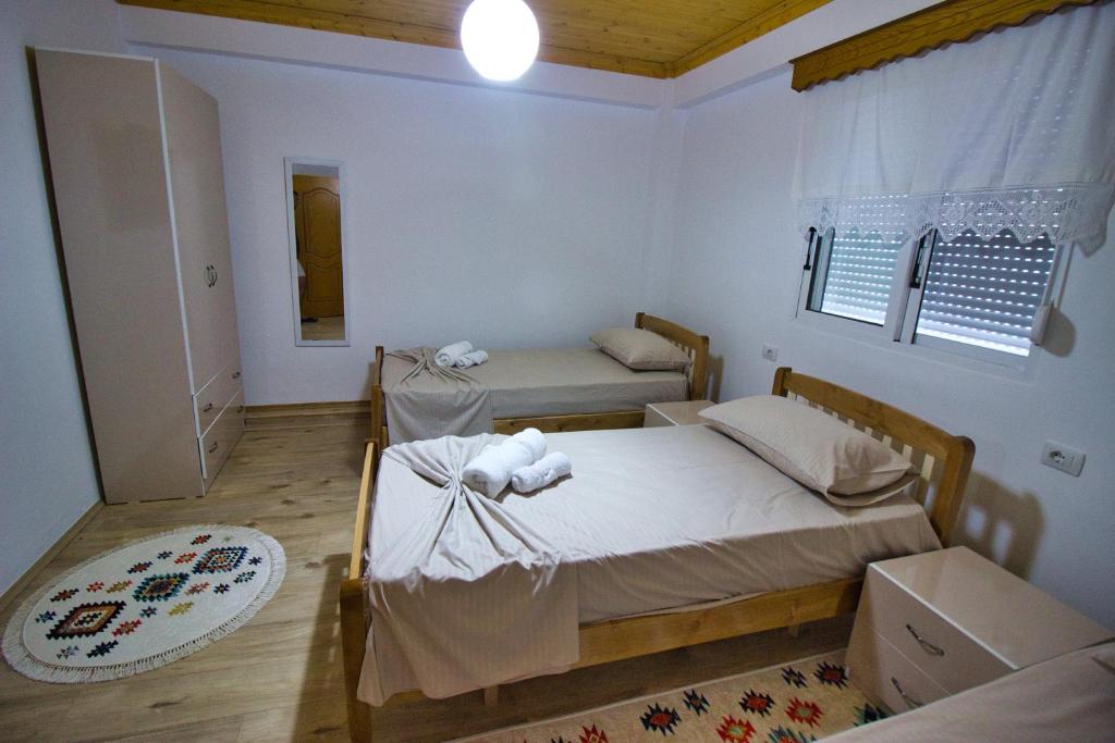 Letto o letti in una camera di VILA SHAMETAJ