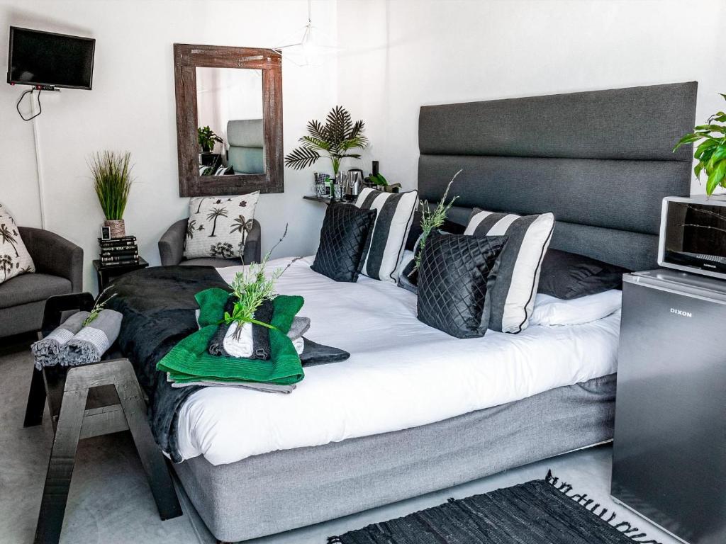 um quarto com uma cama grande e um espelho em Villa Palmera Load shedding FREE em Mossel Bay
