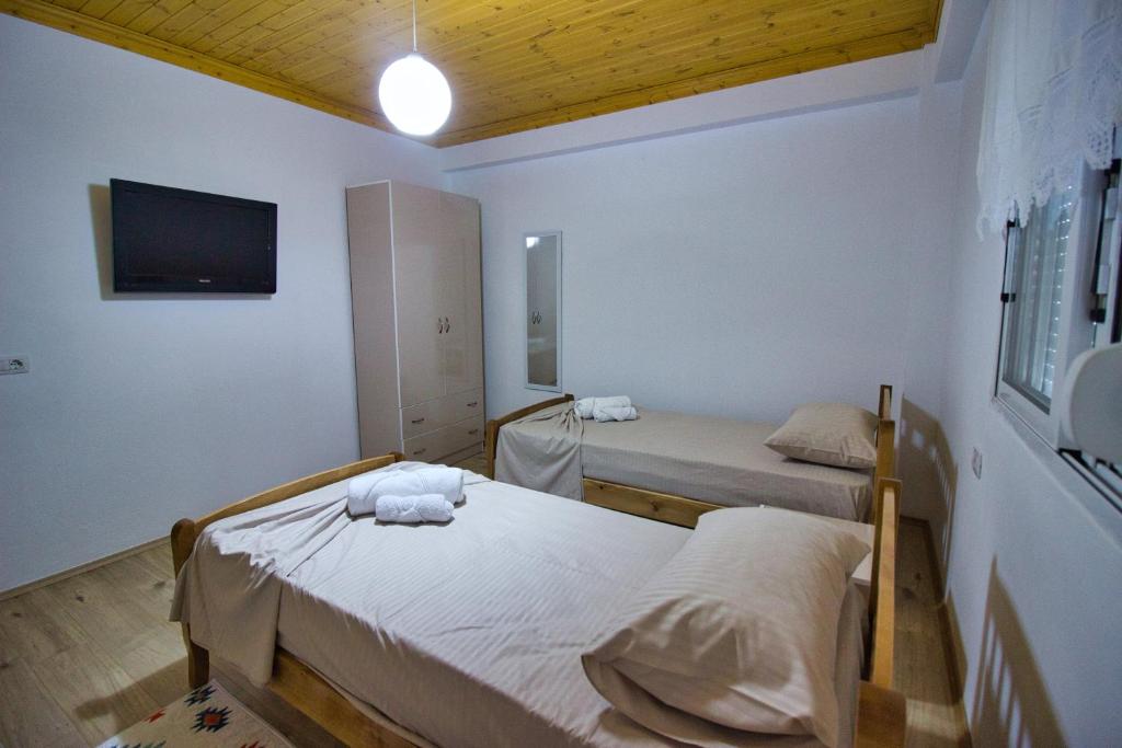 Letto o letti in una camera di VILA SHAMETAJ