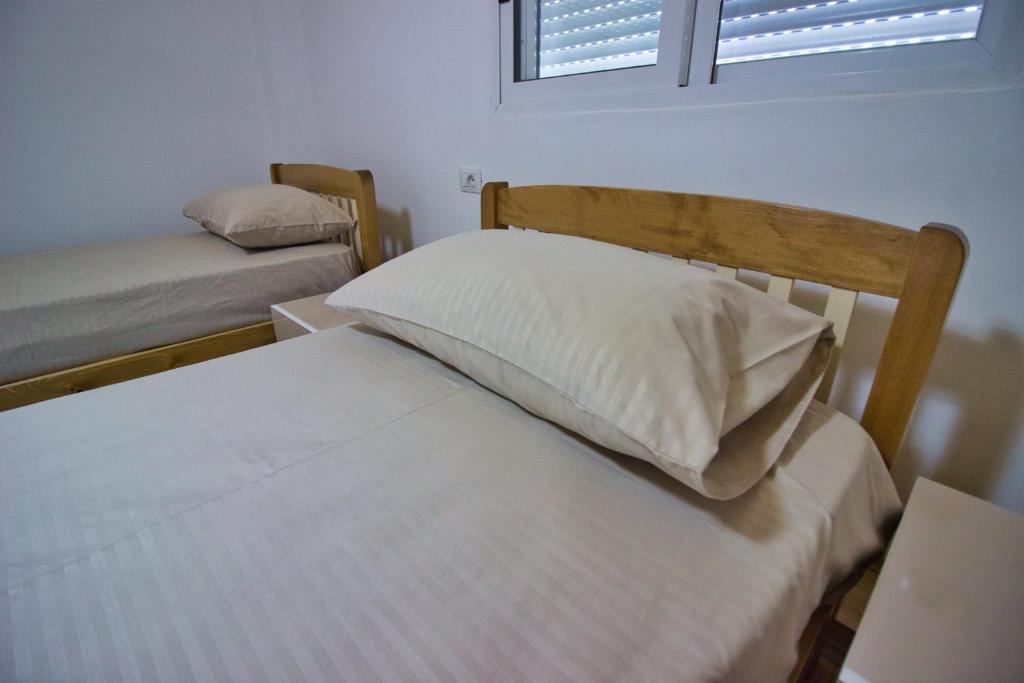Letto o letti in una camera di VILA SHAMETAJ