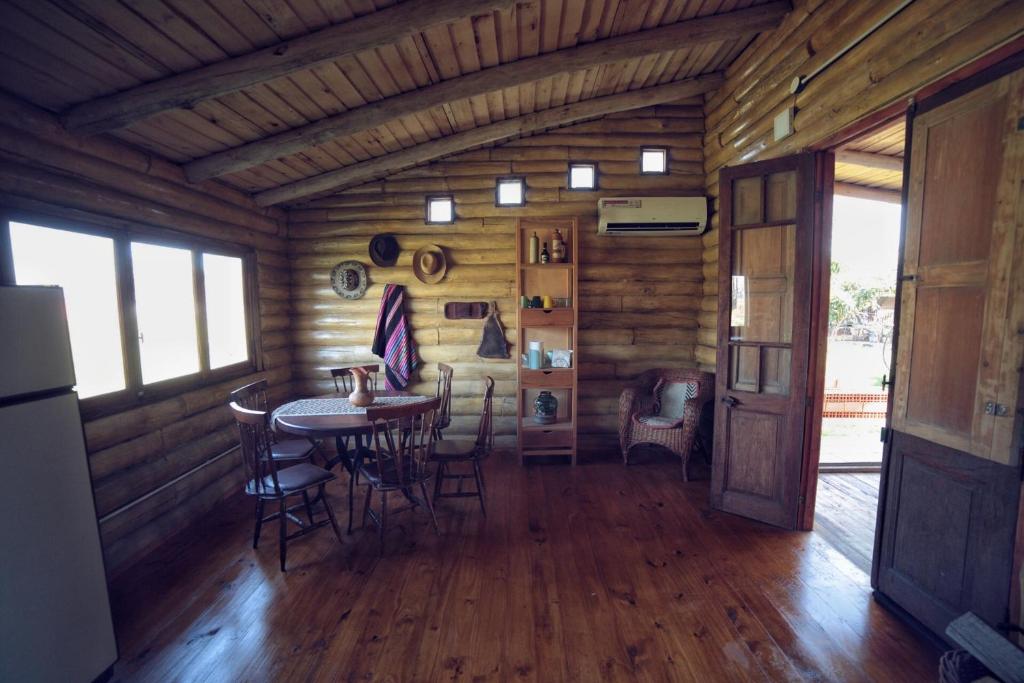 拉斯弗羅列斯的住宿－Ñükun，小木屋内的房间,配有桌椅