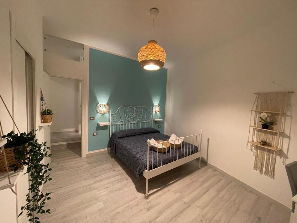 um quarto com uma cama e uma parede azul em Arco di Levante alle Colonne em Bari