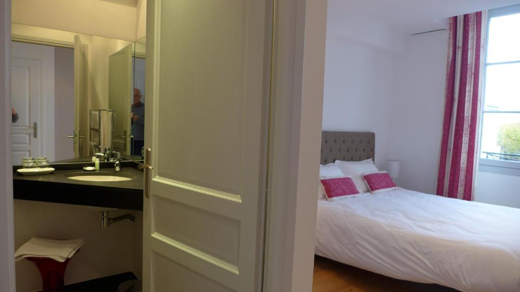 Les Versaillaises - XVIII Century Room