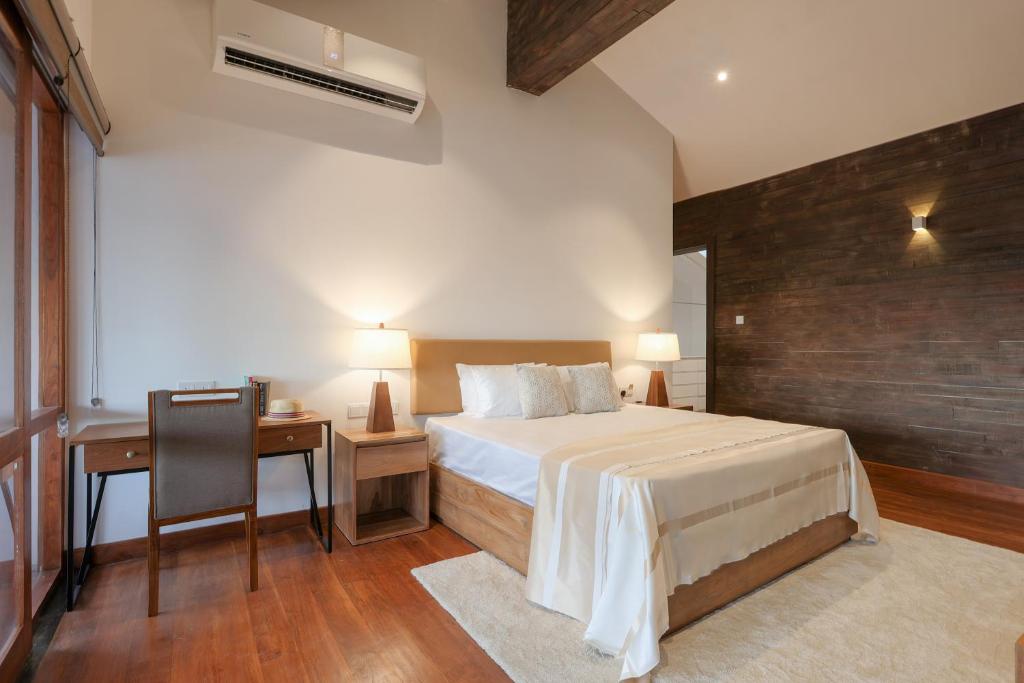 a bedroom with a bed and a desk with a desk at Colombo3 in Colombo