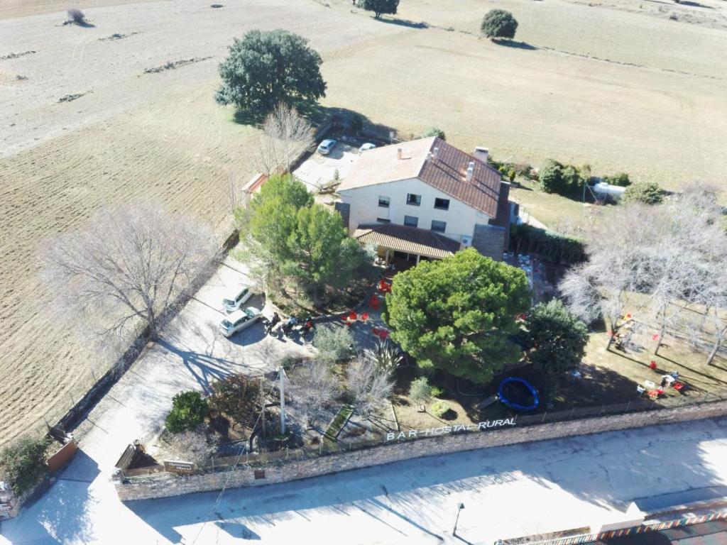 uma vista aérea de uma casa com árvores e um campo em Hotel rural la casona de Tamaya em Tamajón