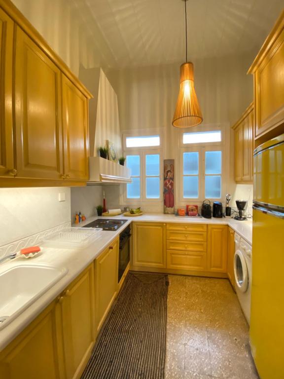 una cucina con mobili in legno e un lavello di Saint Nicolas Mansion in Syros Ermoupolis a Ermoupoli