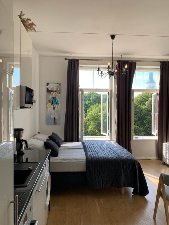 um quarto com uma cama e uma grande janela em Orange Apartments Mere em Taline