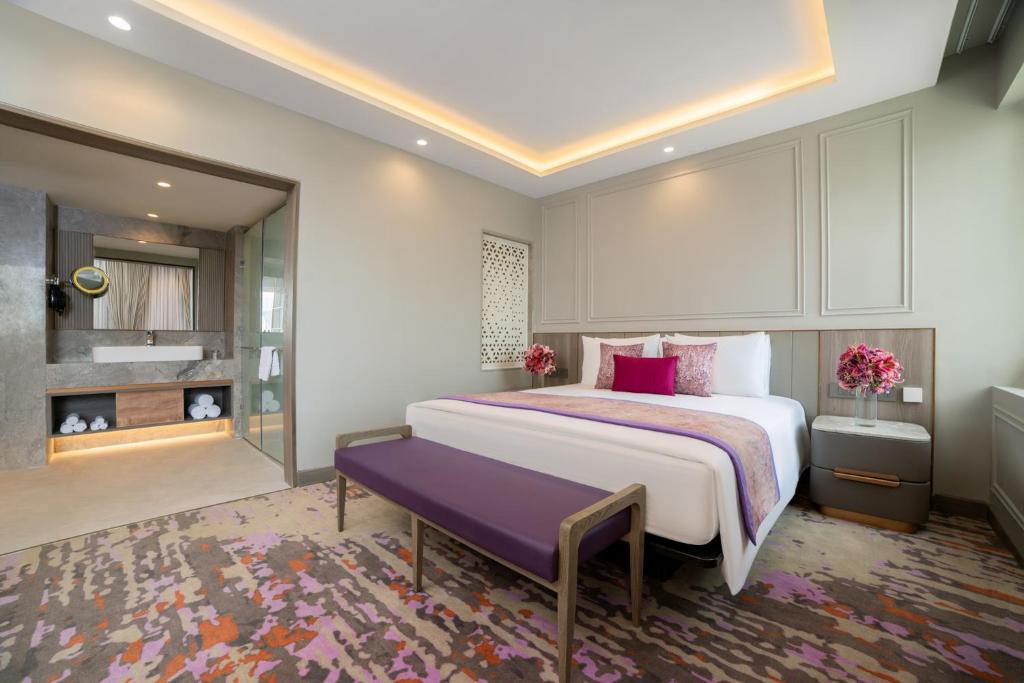Postel nebo postele na pokoji v ubytování Vivanta Ahmedabad SG Highway