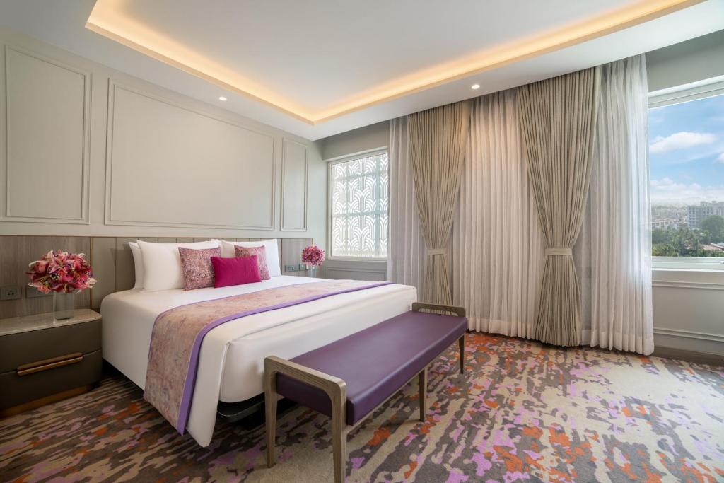 Postel nebo postele na pokoji v ubytování Vivanta Ahmedabad SG Highway