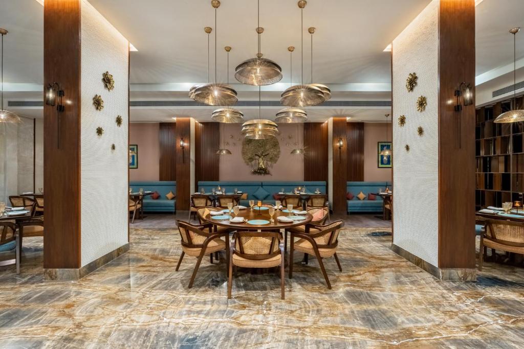 Restaurace v ubytování Vivanta Ahmedabad SG Highway