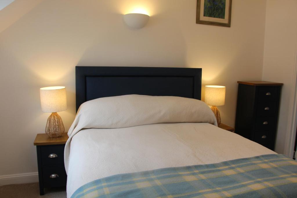 Voodi või voodid majutusasutuse Coot Cottage - holiday house with fantastic lake views toas
