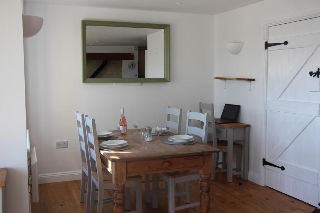 Foto sihtkohas Somerford Keynes asuva majutusasutuse Coot Cottage - holiday house with fantastic lake views galeriist