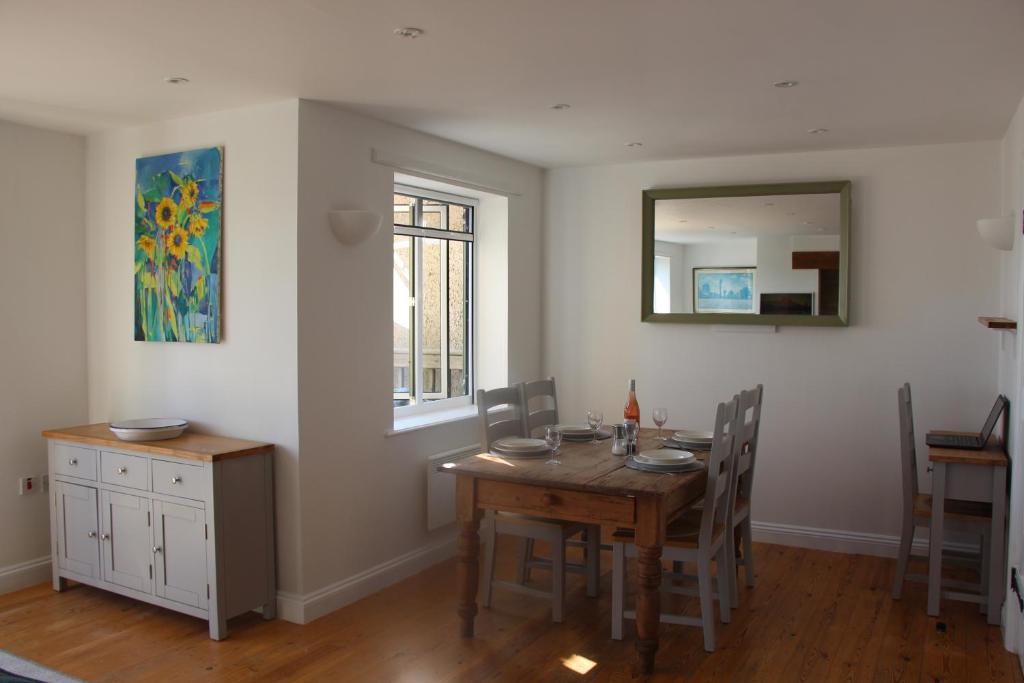 Foto sihtkohas Somerford Keynes asuva majutusasutuse Coot Cottage - holiday house with fantastic lake views galeriist