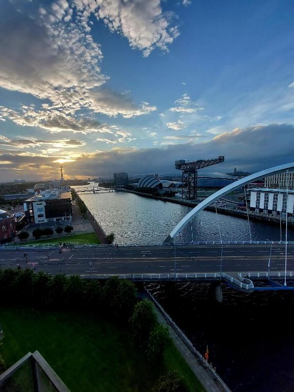 Stunning 1 bedroom apartment overlooking the Clyde