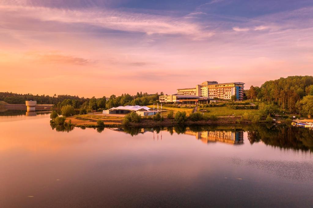 a large body of water with buildings in the background at Bio-Seehotel Zeulenroda in Zeulenroda