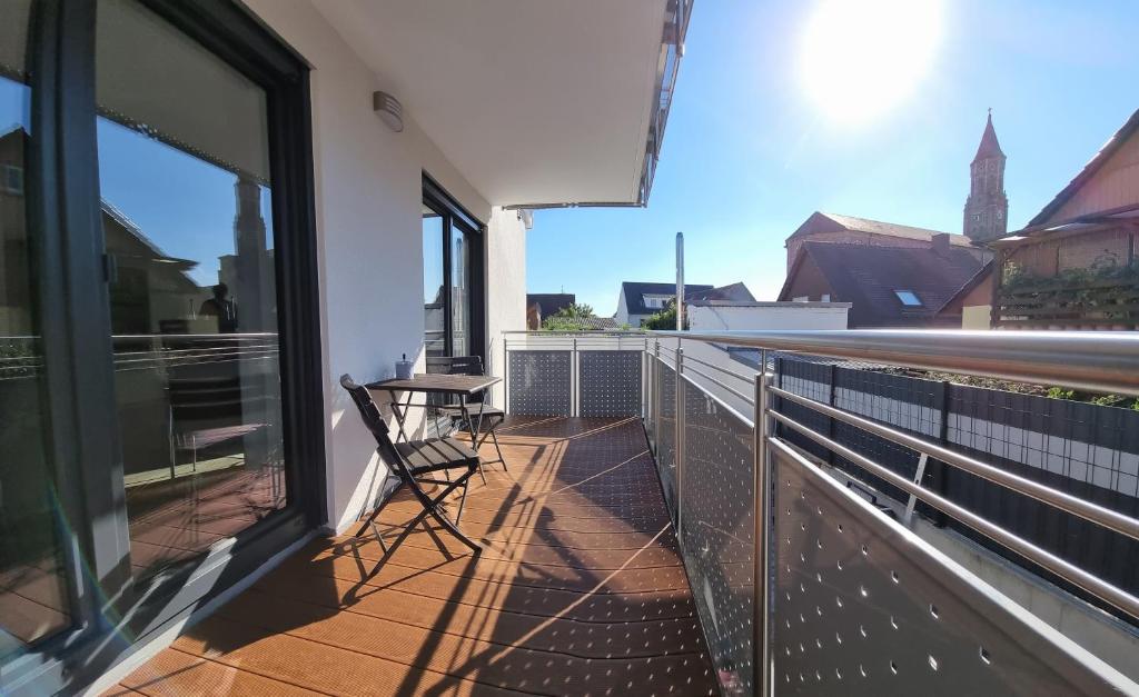 a balcony with a chair and a view of a street at Flat11 4-Zi Wohnung Messe Karlsruhe in Rheinstetten