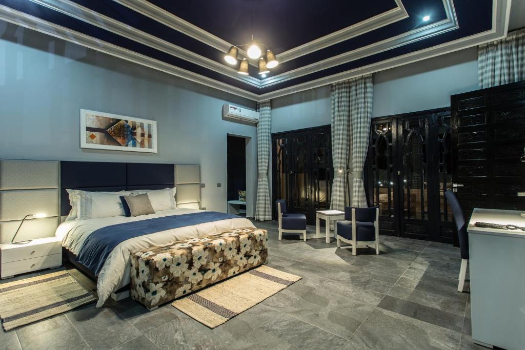 1 dormitorio con 1 cama, mesa y sillas en the bird, en Marrakech