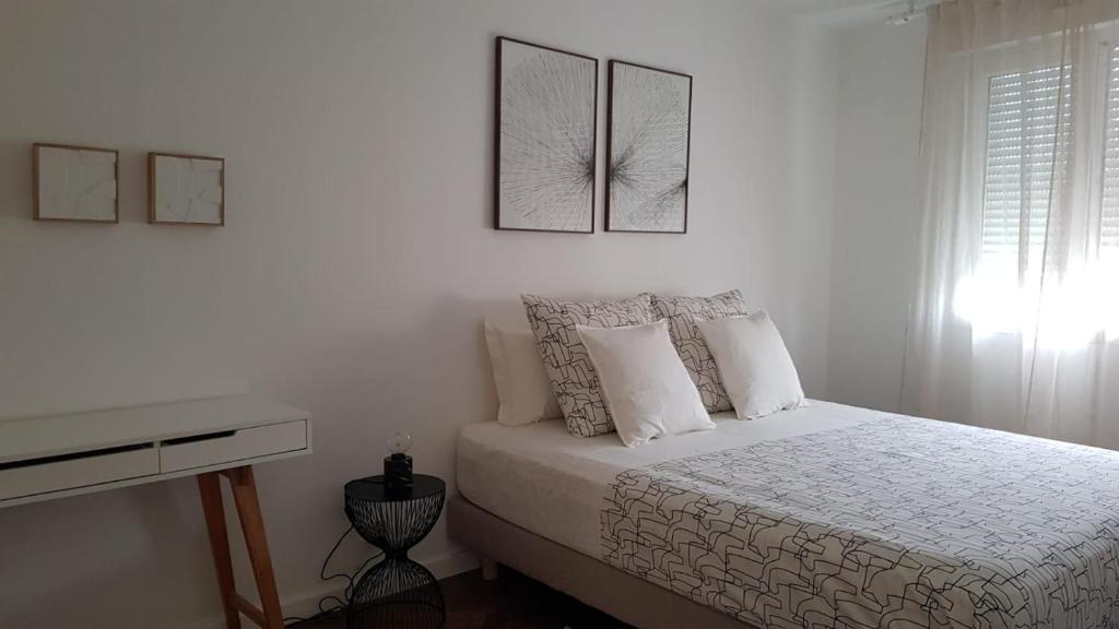 Ένα ή περισσότερα κρεβάτια σε δωμάτιο στο Nice Bel Appartement Vue Mer climatisé avec Grande Terrasse