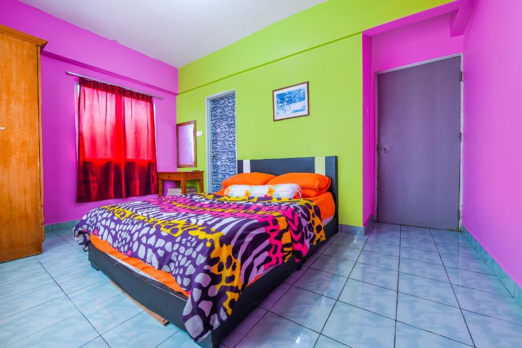 Кровать или кровати в номере OYO Home 90466 JC Sunshine Bay Resort Apartment Port Dickson