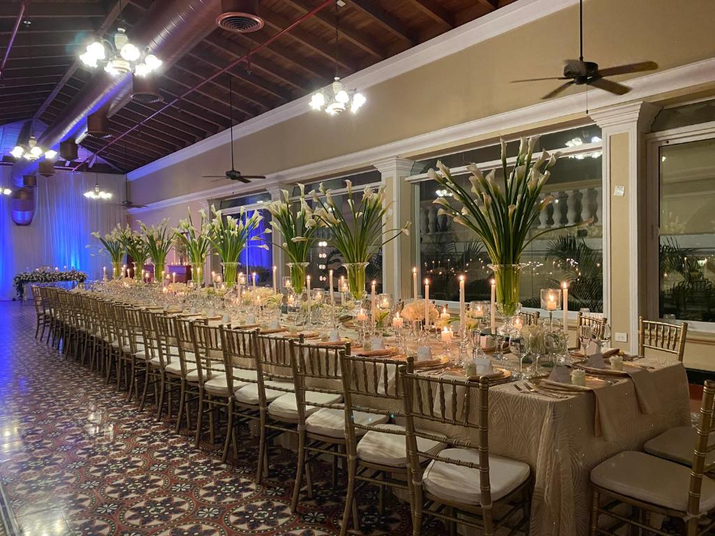 Um restaurante ou outro lugar para comer em Hotel El Prado