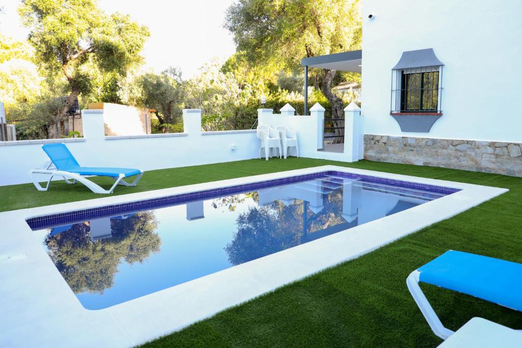 una piscina nel cortile di una villa di Casa La Herradura 2 a Vejer de la Frontera