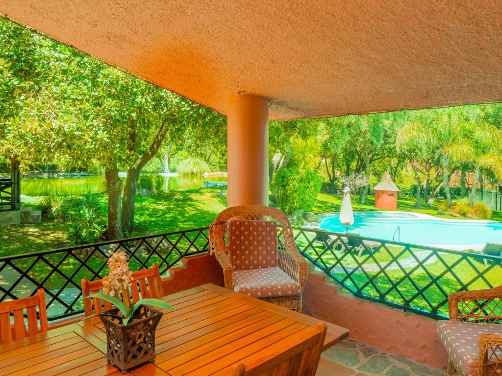 Bazén v ubytování Cubo's Finca La Fuente del Pedregal Casa 3 nebo v jeho okolí