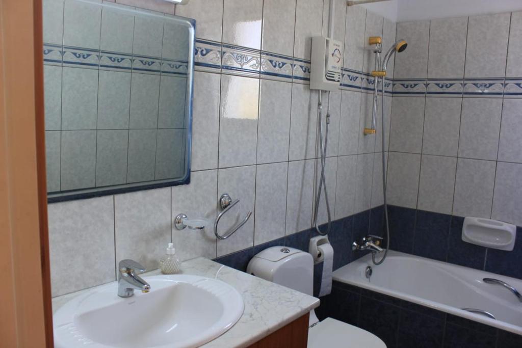 Koupelna v ubytování Yiannos House