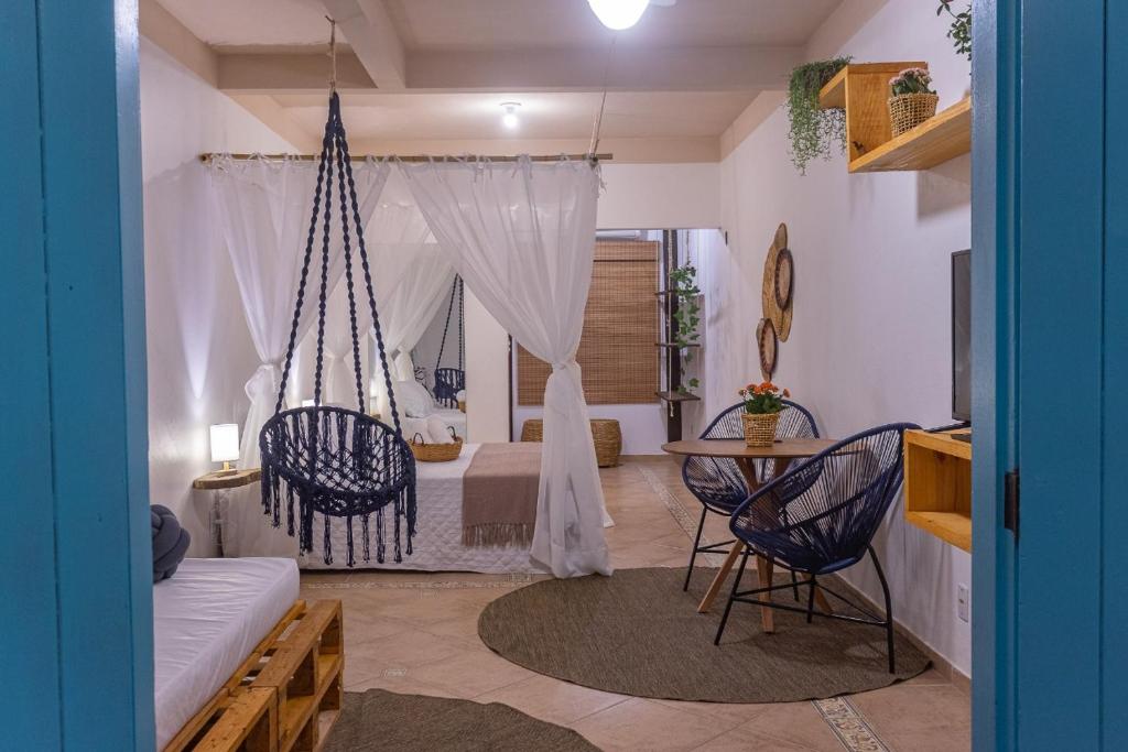a room with a hammock in it with a bedroom at Villa Tiê Paraty in Paraty