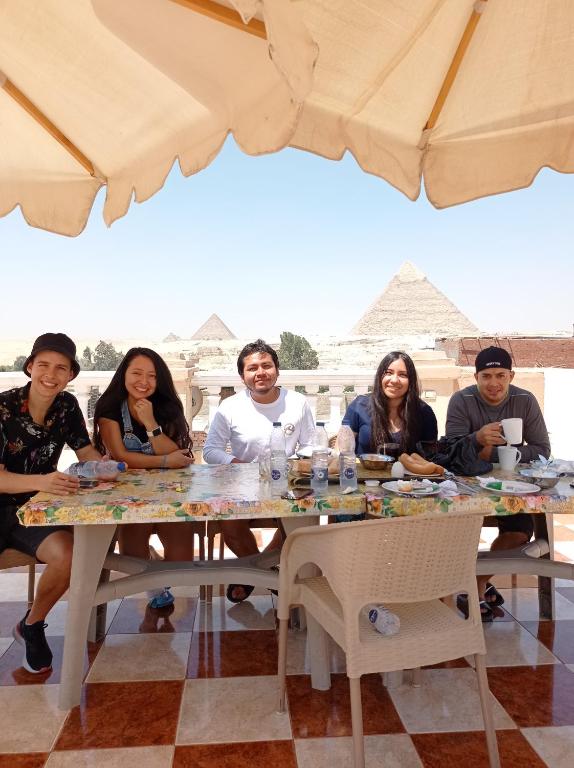 Hostia v ubytovaní Royal Pyramids Inn