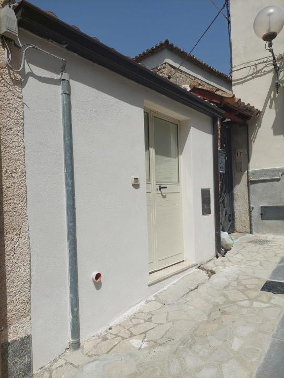 um edifício branco com uma porta ao lado em Casa Vittoria em Roccella Ionica
