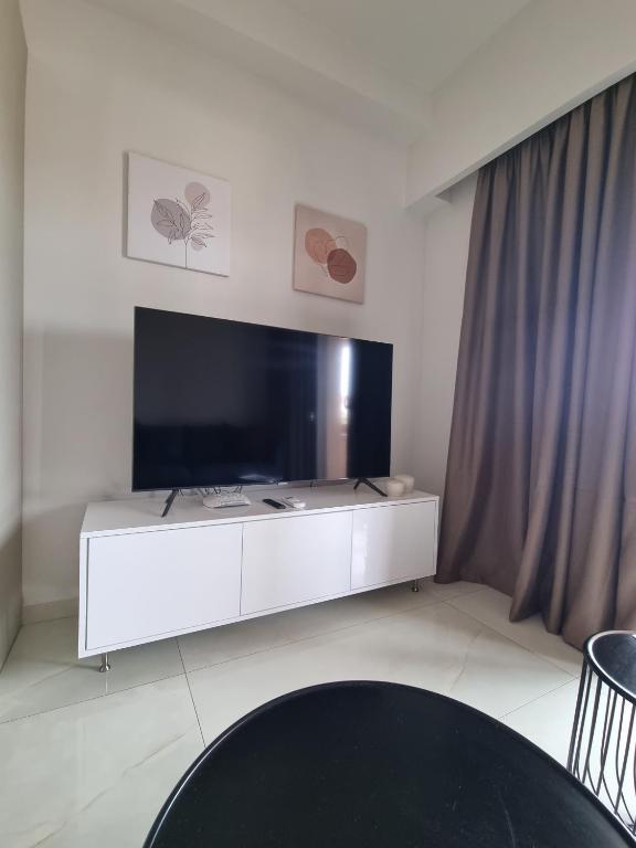 Televízia a/alebo spoločenská miestnosť v ubytovaní Fiorzakynthos City Apartments
