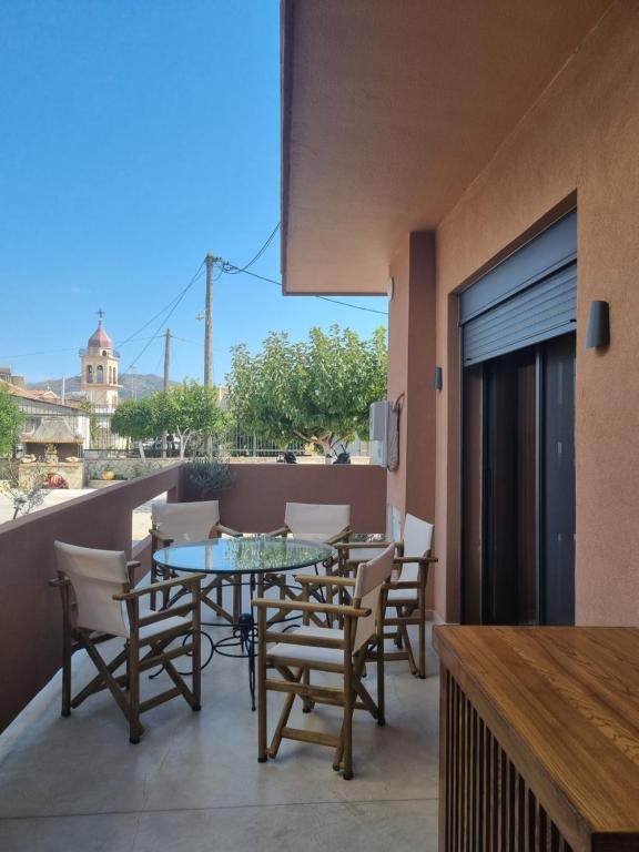 un patio con tavolo e sedie sul balcone. di Fiorzakynthos City Apartments a Città di Zante