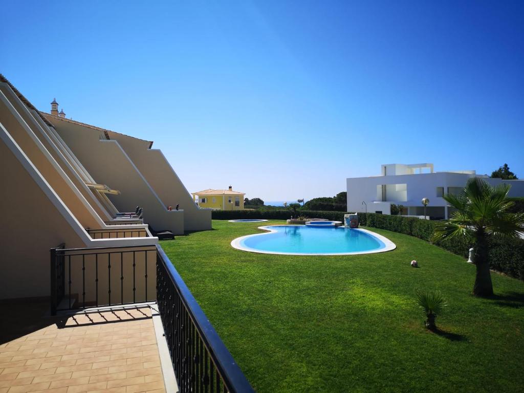 une cour avec une piscine dans la cour dans l'établissement House J São Rafael - By Bedzy, à Albufeira