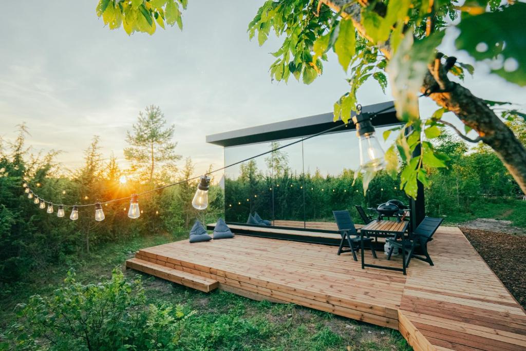 una terraza de madera con mesa y sillas. en Juniper Villas - Standard & Delux, 