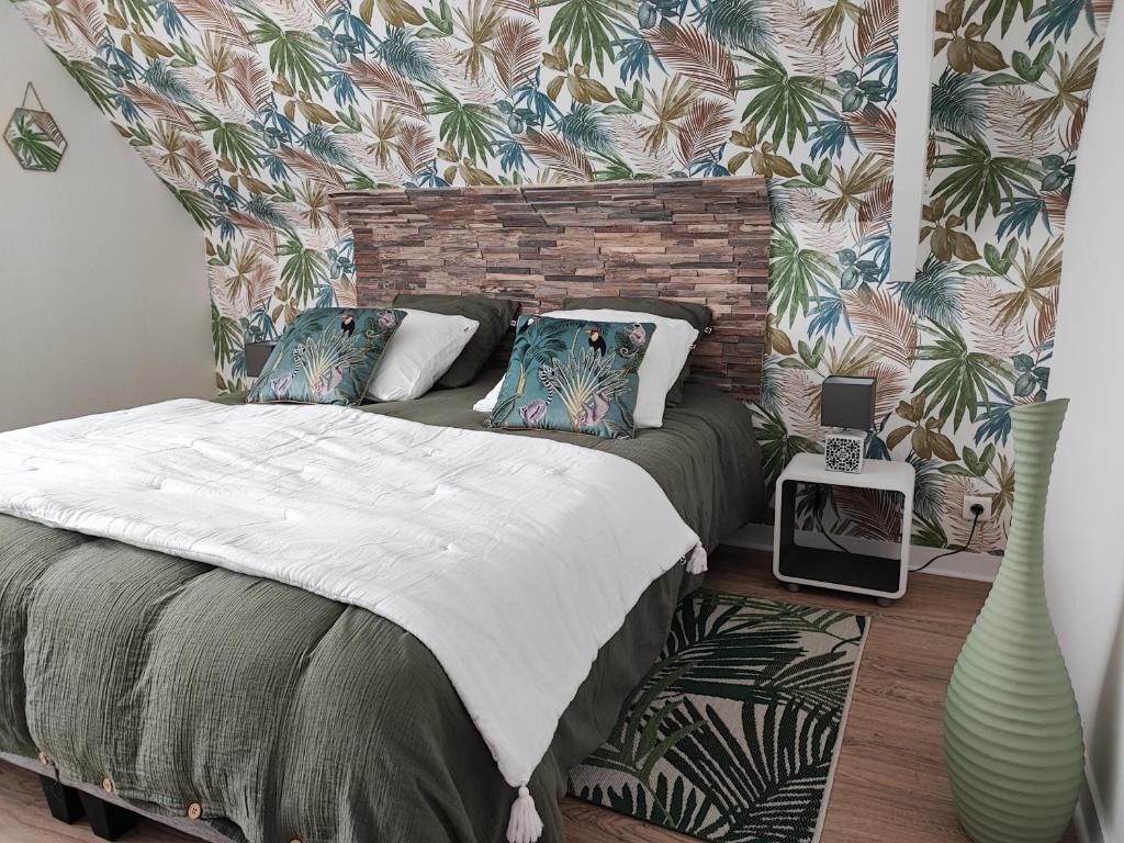 um quarto com uma cama com uma parede de tijolos em Chambres d'Hôtes "Les Hauts Vents" em Saint-Pol-de-Léon
