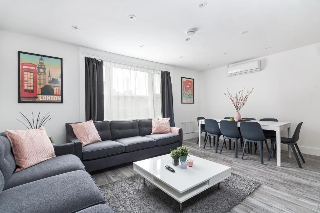 a living room with a couch and a table at Luxury 3 Bedroom Apartment in Marylebone in London