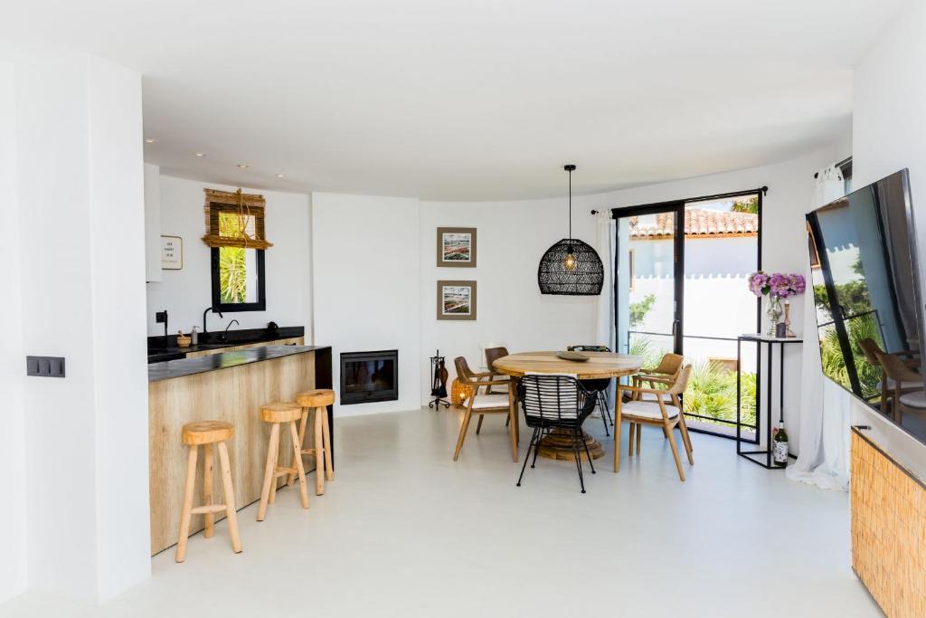 A kitchen or kitchenette at Villa Mediterraneo Cabo La Nao by Rock Rentals