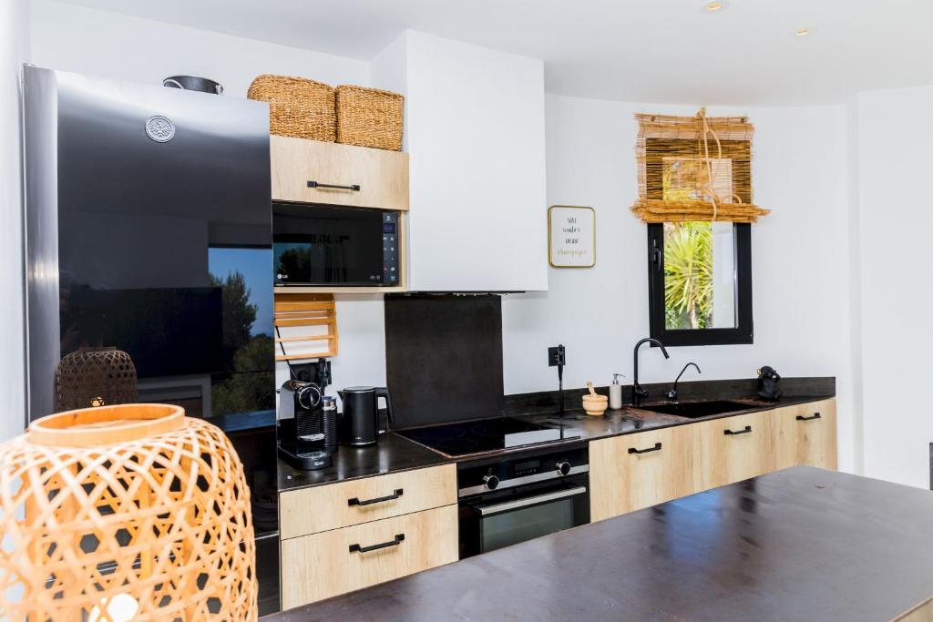 A kitchen or kitchenette at Villa Mediterraneo Cabo La Nao by Rock Rentals