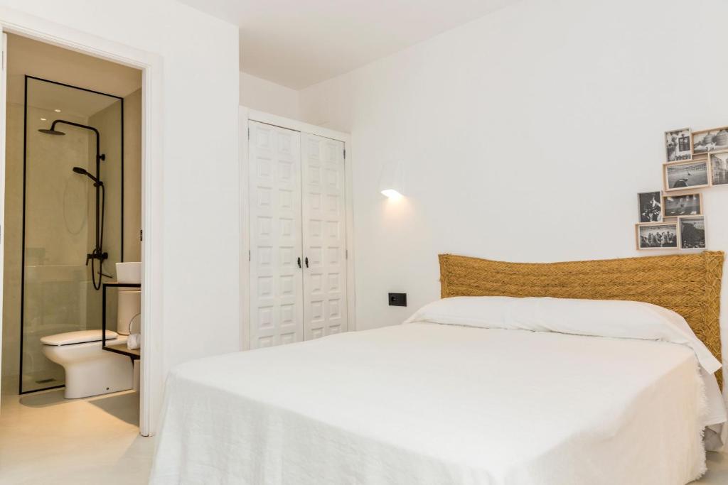 A bed or beds in a room at Villa Mediterraneo Cabo La Nao by Rock Rentals