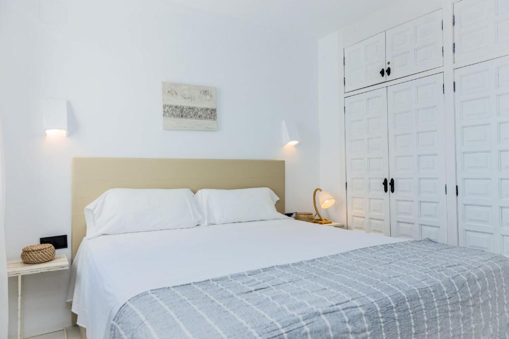 A bed or beds in a room at Villa Mediterraneo Cabo La Nao by Rock Rentals