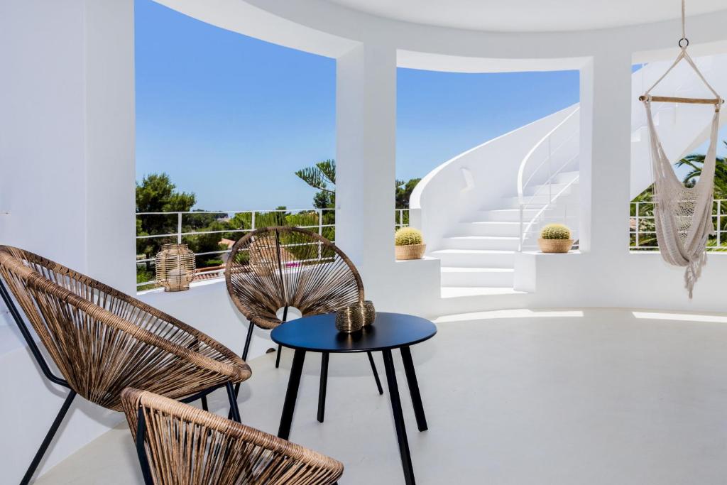 A balcony or terrace at Villa Mediterraneo Cabo La Nao by Rock Rentals