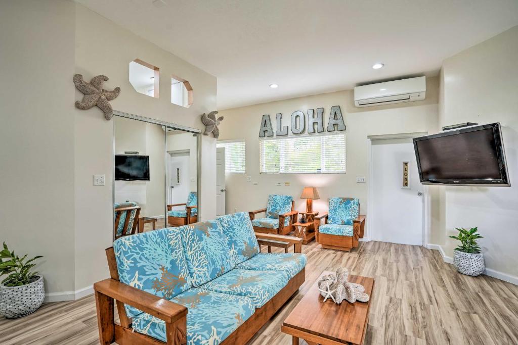 sala de estar con sofá y TV en Sunny Kailua Home with Covered Lanai 1 Mi to Beach! en Kailua