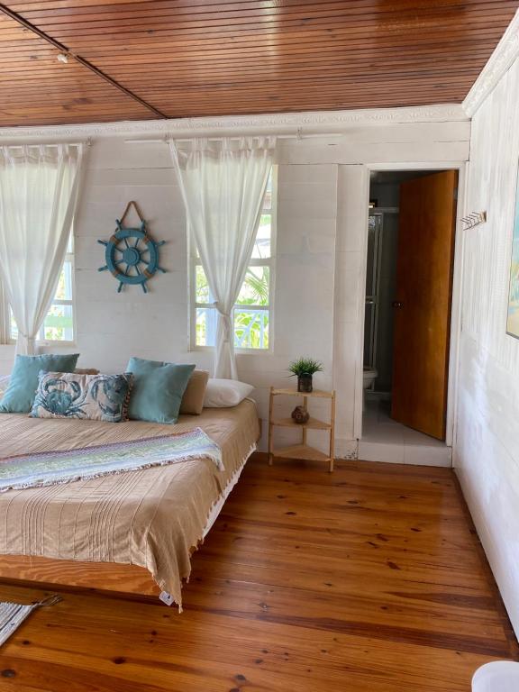1 dormitorio con 1 cama grande y techo de madera en Islander House on Rocky Cay Beach, en San Andrés