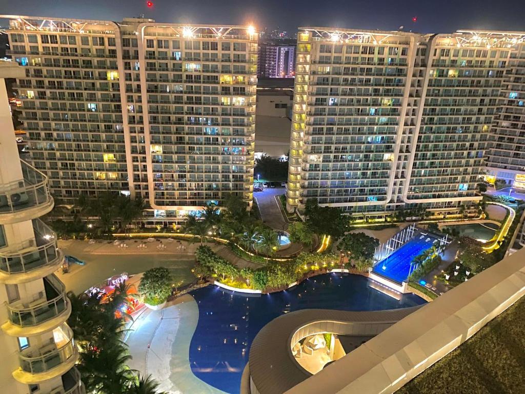 Pogled na bazen u objektu Azure Cozy Condo in Bahamas Tower with View and Balcony ili u blizini