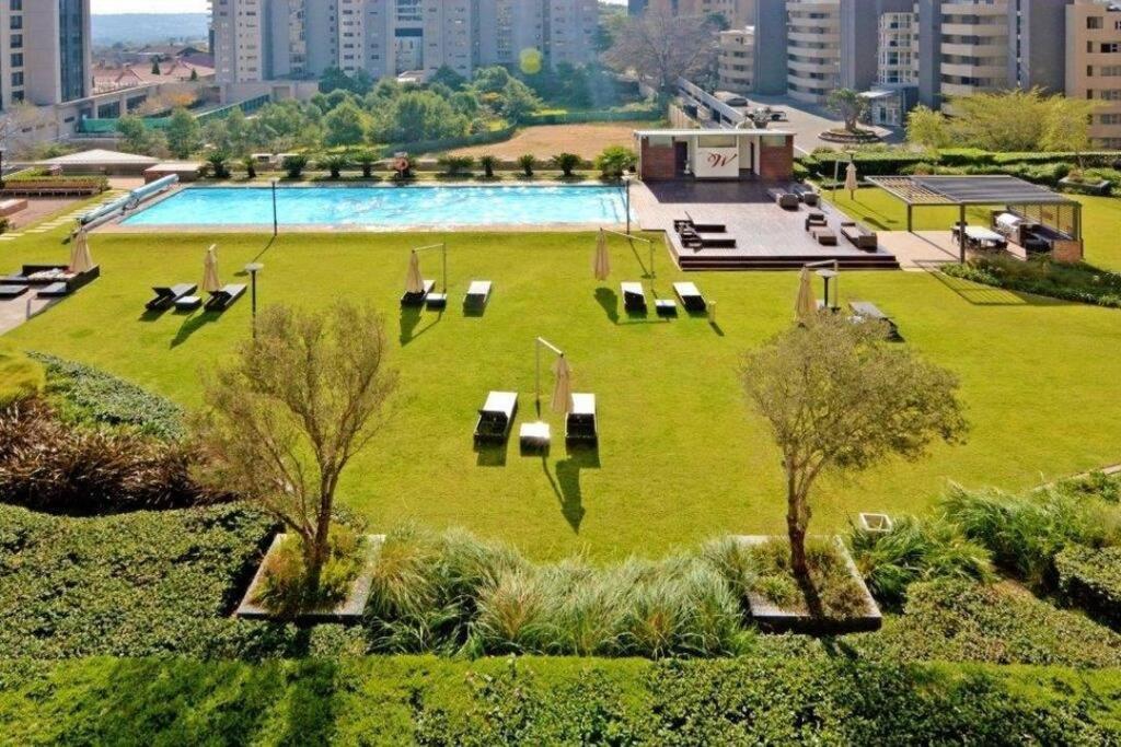 Kuvagallerian kuva majoituspaikasta Great 2 bedroom, serviced apartment, views, pool!, joka sijaitsee kohteessa Johannesburg