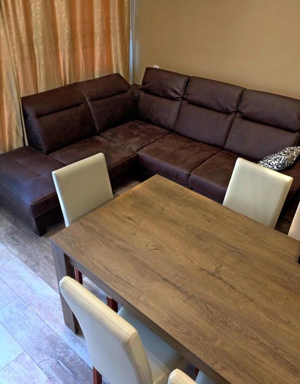 A seating area at Hanna Apartman